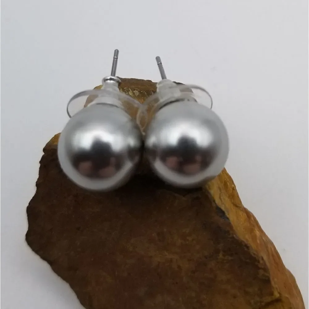 Metallic tin man earrings for pierced ears. E0138